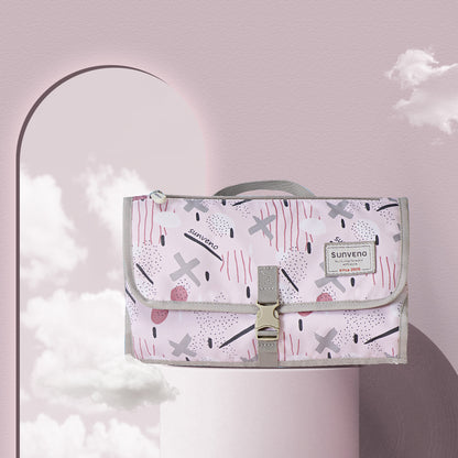 ピンクカラーの携帯防水おむつ替えマット（ベビー必需品）
