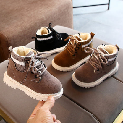 軽量ソールのベビーシューズ側面ディテール
