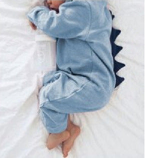 恐竜背びれデザインが特徴のベビーフード付きロンパース
