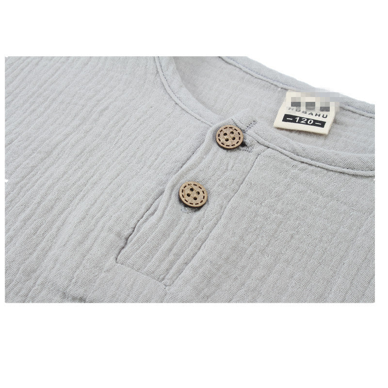 レイクブルーカラーの子ども無地長袖Tシャツを広げた写真
