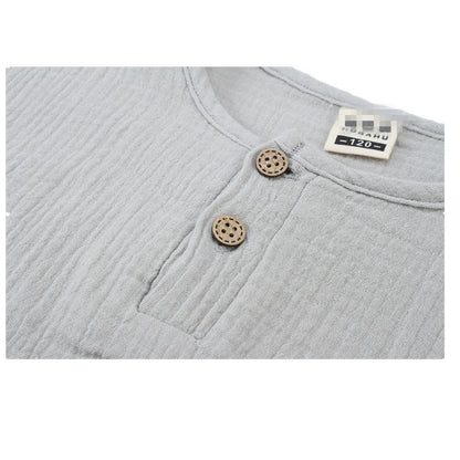 レイクブルーカラーの子ども無地長袖Tシャツを広げた写真
