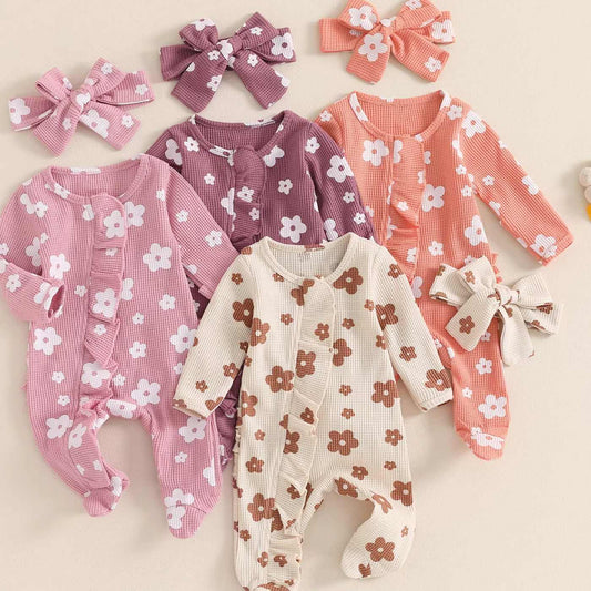 花柄プリントの長袖カバーオールが並んだ女の子ベビー用ロンパースセットの全体画像
