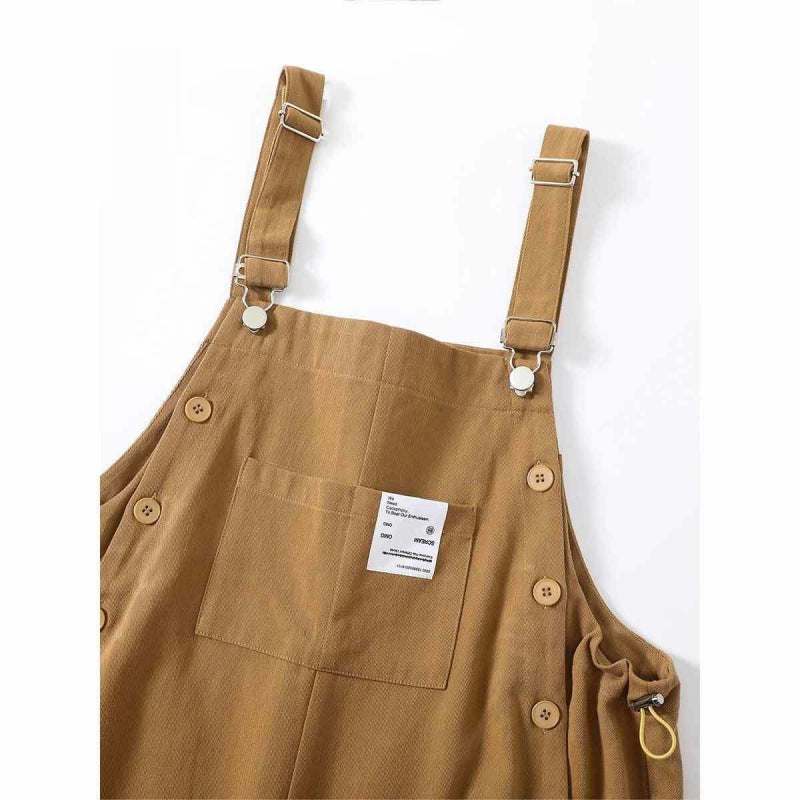 カーキのマタニティサロペットの胸当てと肩ひもディテール
