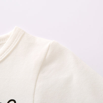 英字プリントがポイントのベビートップスの胸元ディテール
