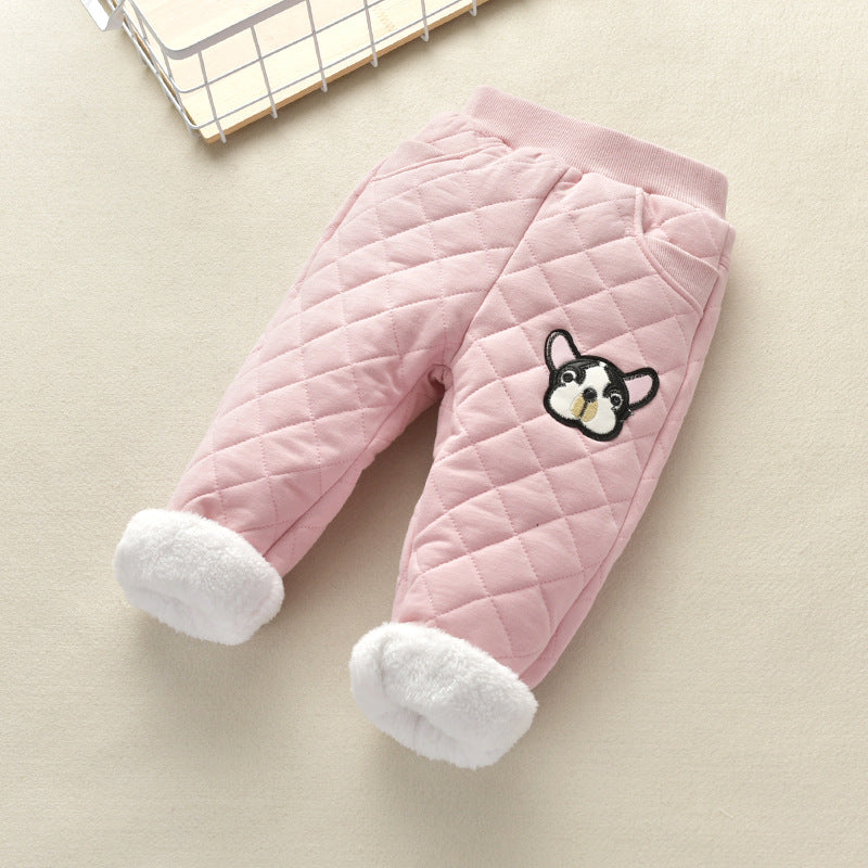 動きやすさを意識したストレートシルエットのキッズパンツ
