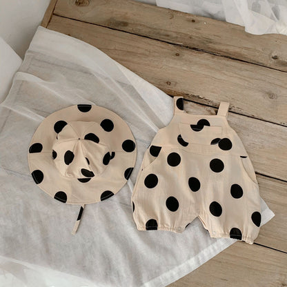 ドット柄サロペットロンパースの胸元ポケットと肩ひもディテール
