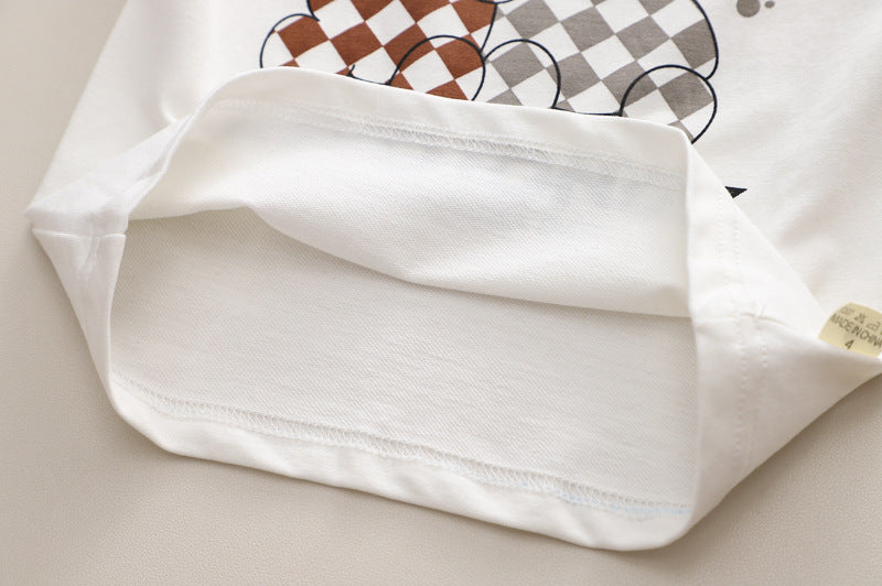 ストライプ調インナートップスとジャケットを合わせた男の子コーデ
