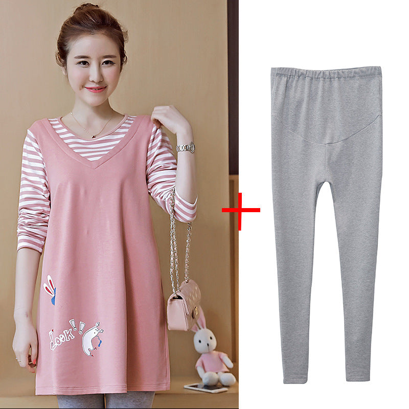 ピンクのマタニティチュニックとグレーのレギンスのセット組み合わせイメージ
