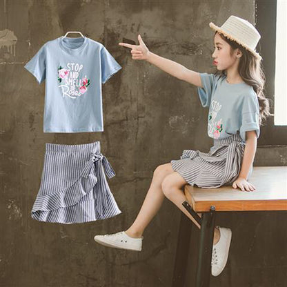 夏のおでかけが軽やかに決まる 女の子半袖セットアップ 花柄ロゴプリントTシャツ×ストライプフリルスカート コットン 110~160cm