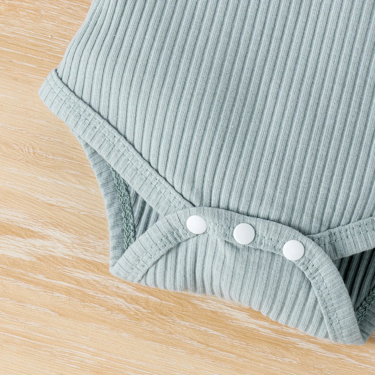 半袖リブボディスーツの股下スナップボタン部分のディテール
