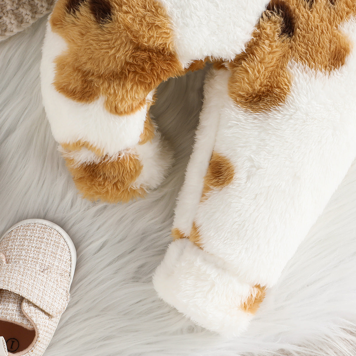 もこもこ素材で赤ちゃんを包み込むミルキーホワイトベビー服
