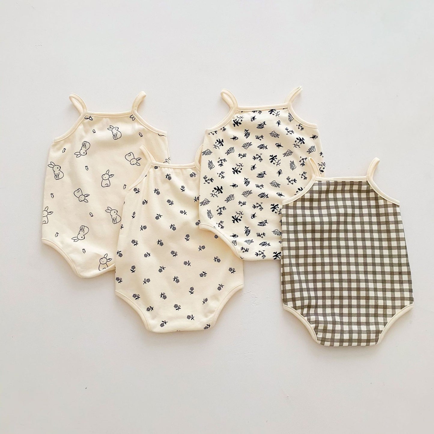 リーフ柄・うさぎ柄・小花柄・チェック柄のロンパースセット
