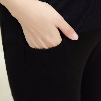 ヒップまわりのフィット感がわかるマタニティレギンスのアップ
