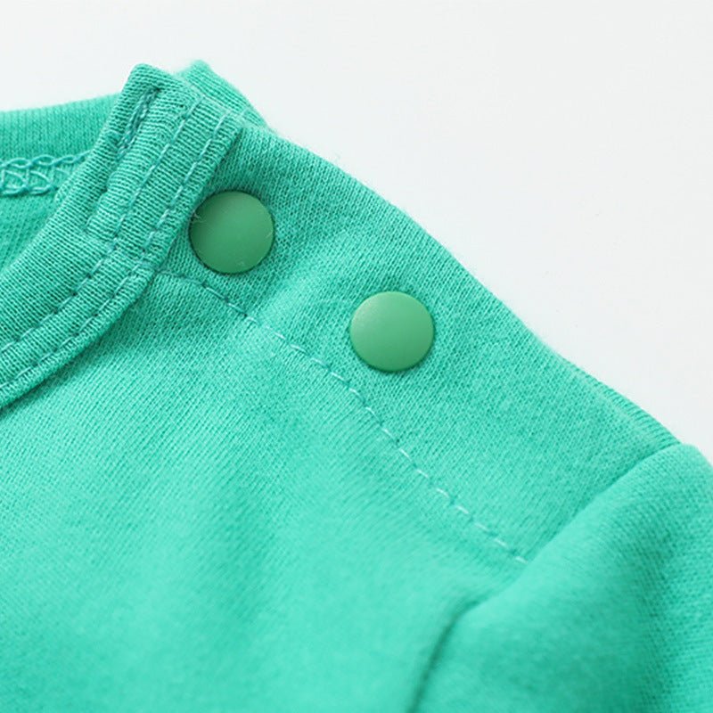 肩部分のスナップボタンと柔らかな生地感がわかるグリーンベビー長袖カバーオールのディテール
