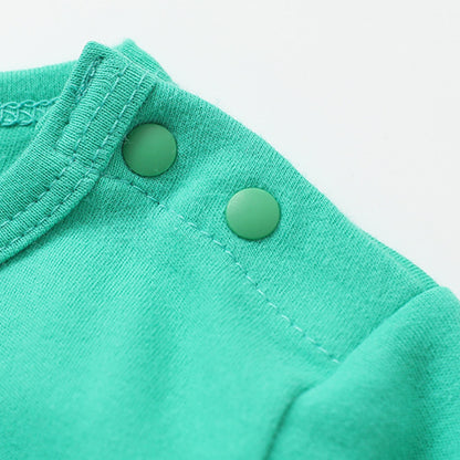 肩部分のスナップボタンと柔らかな生地感がわかるグリーンベビー長袖カバーオールのディテール
