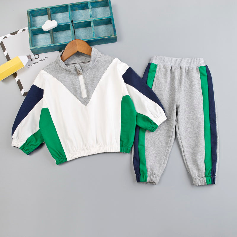 グリーン配色キッズスポーツトップスのフロントジッパーとV切り替えデザインアップ
