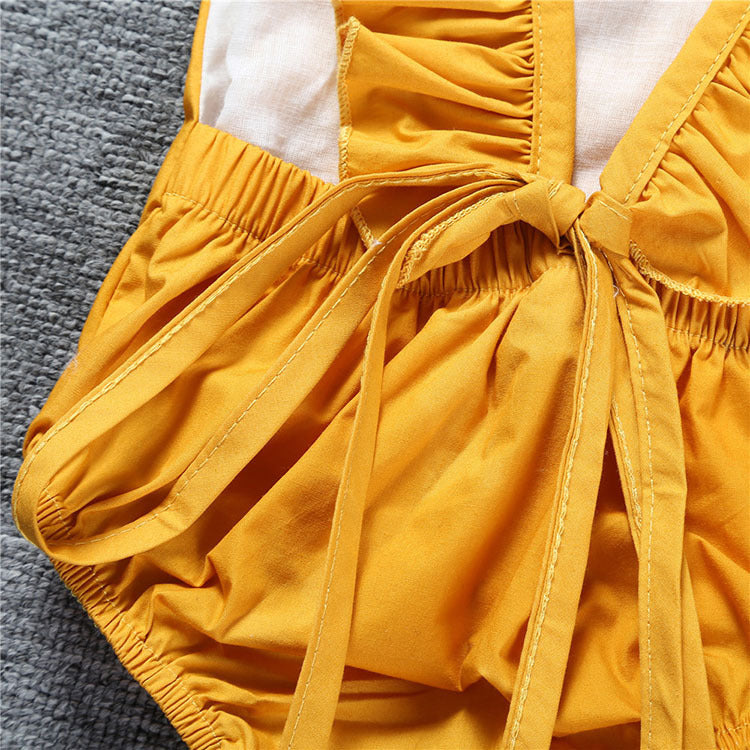 フリル袖が特徴のガーリーデザイン
