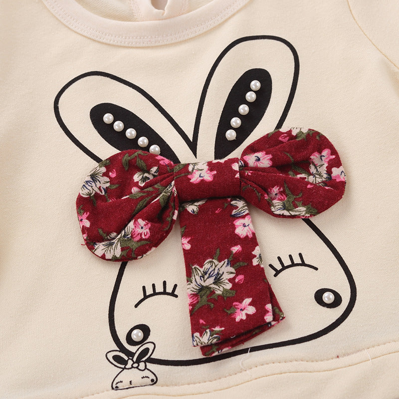 うさぎプリントトップスと花柄スカートのディテールアップ
