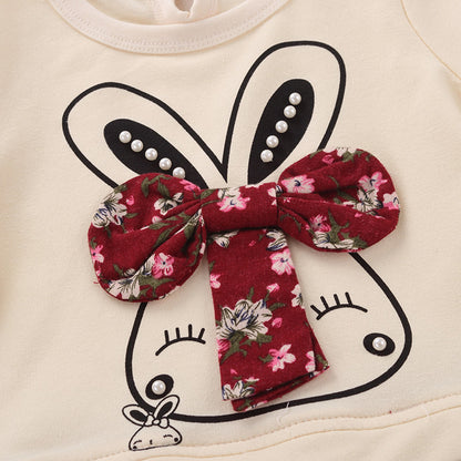 うさぎプリントトップスと花柄スカートのディテールアップ
