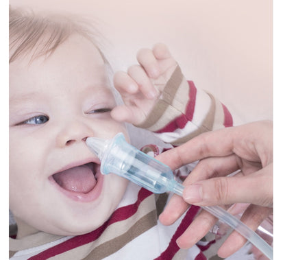 透明ボディで中の鼻水量が見やすいベビー鼻吸い器のクローズアップ
