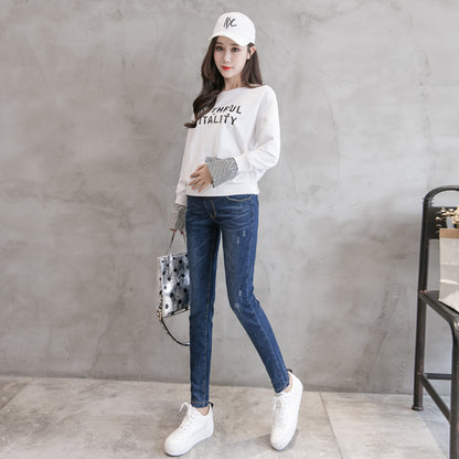 外出コーデに合わせたマタニティデニムパンツの全身着用イメージ
