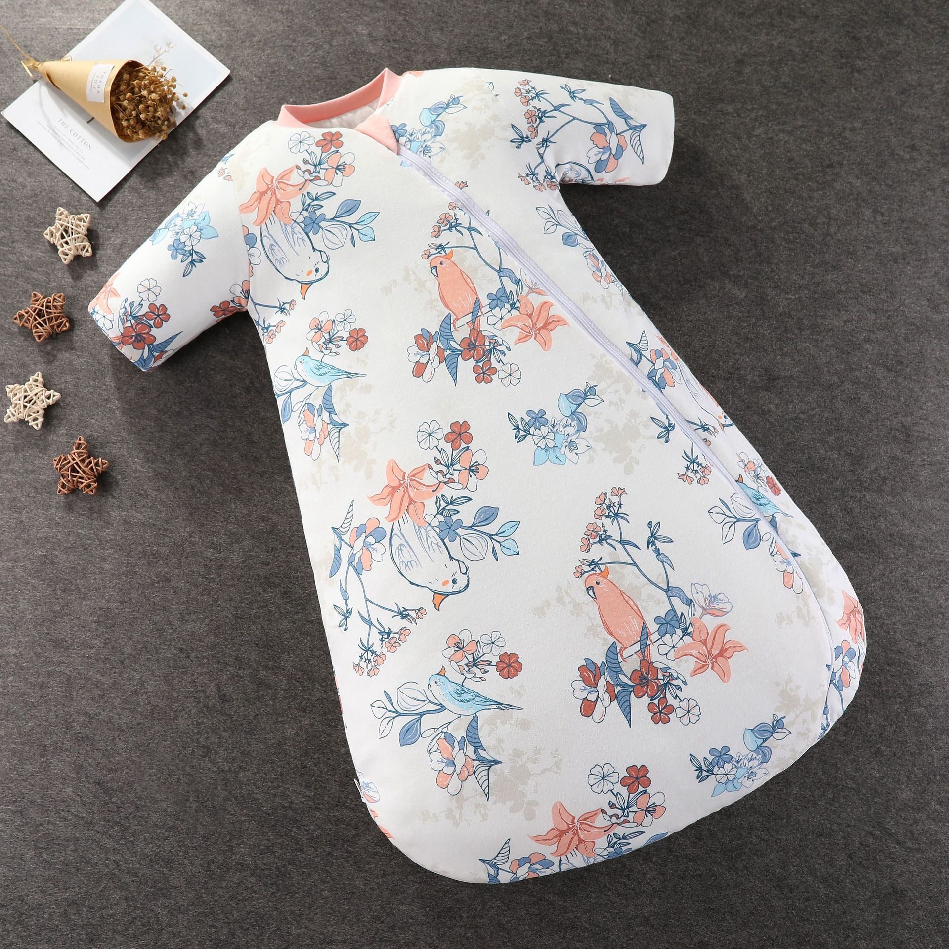 ダイナソー柄コットンスリーパーを平置きにしたフラットレイ写真
