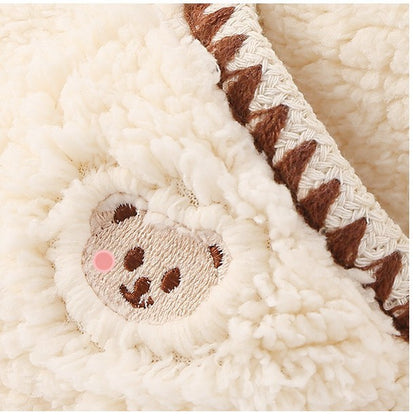 ベビーカーやお出かけに使いやすいもこもこベビーつなぎのスタイリング例
