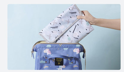 赤ちゃんを寝かせて使う防水チェンジングパッド（おむつ替えシート）
