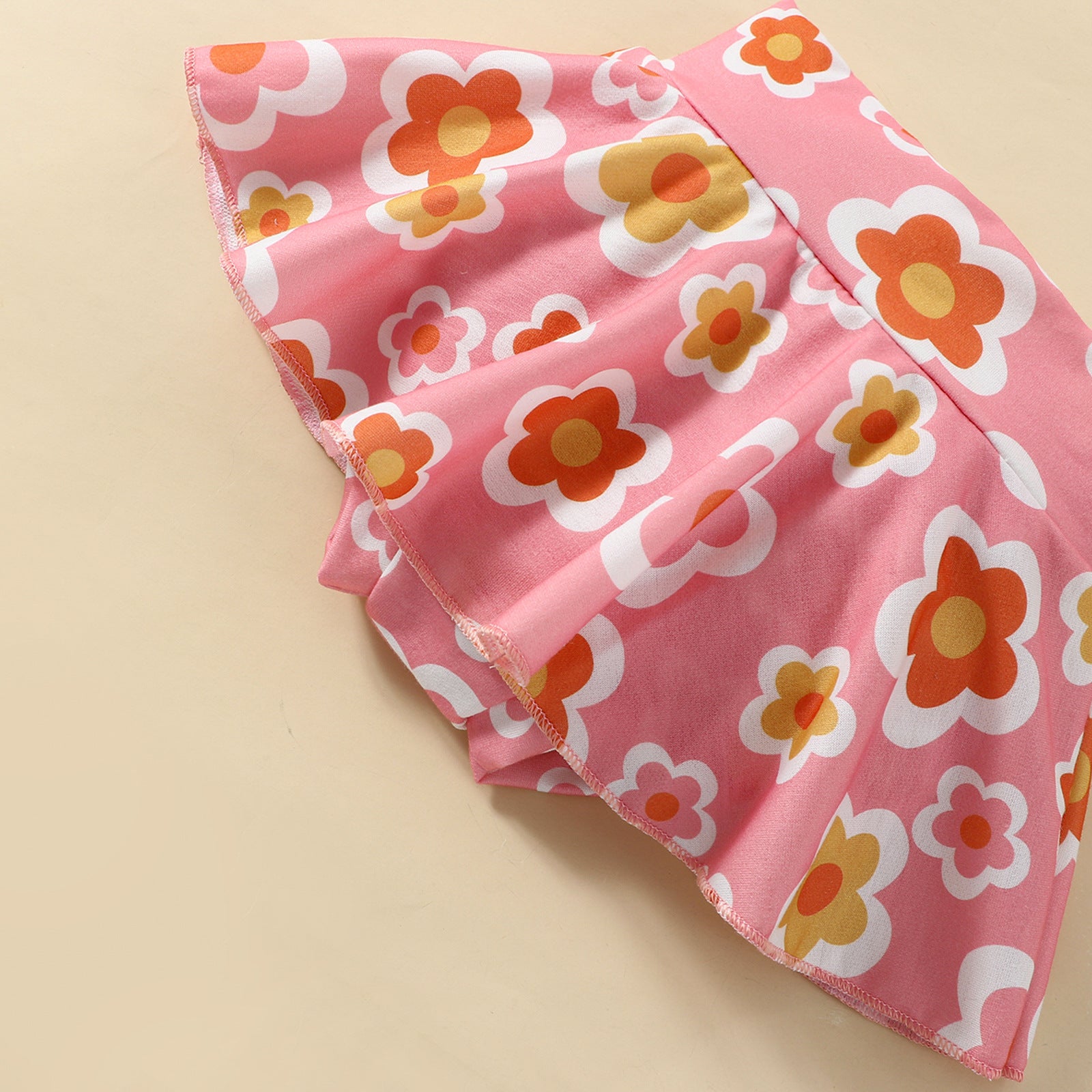 花柄スカートパンツの柄アップ ピンクベースのフラワープリント
