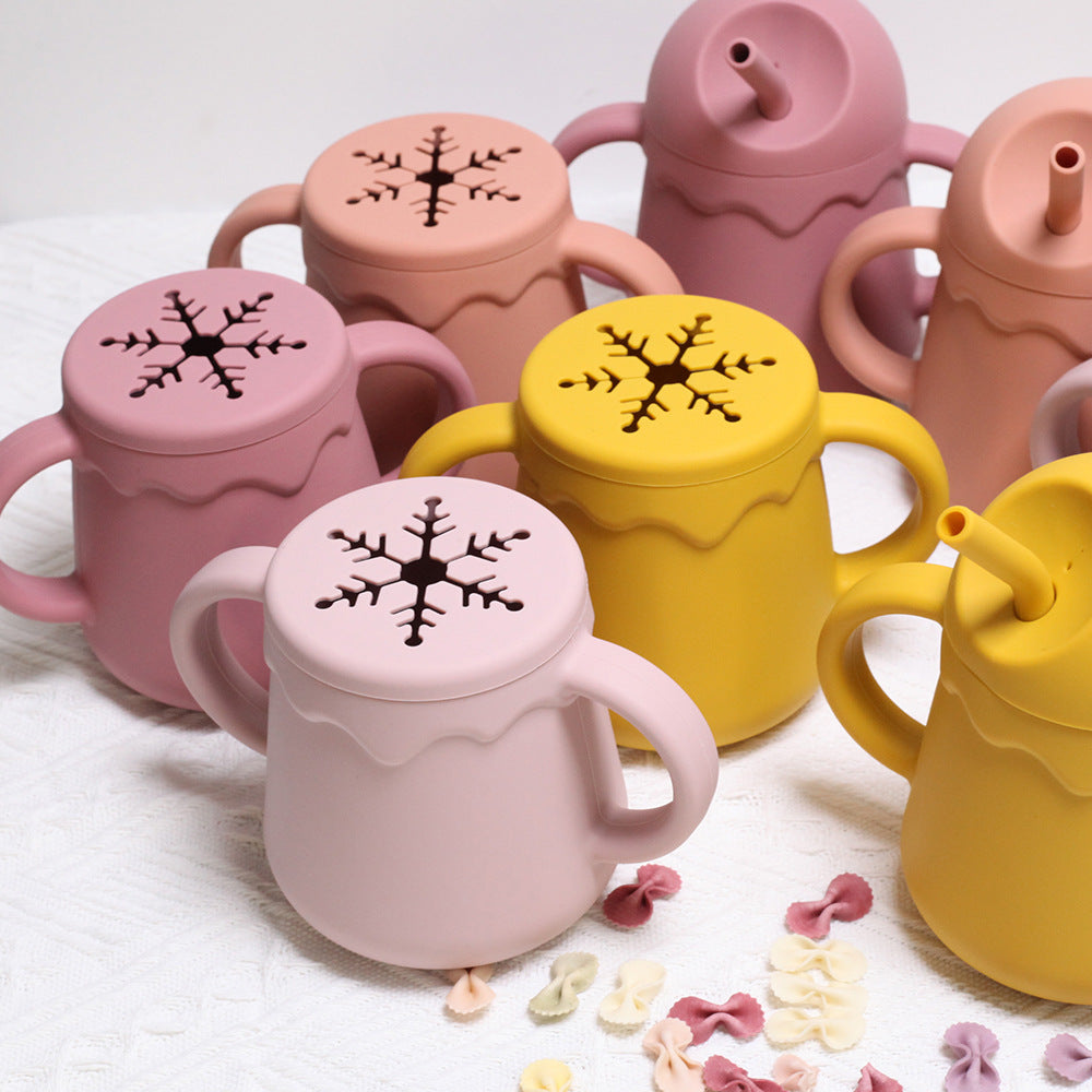 ピンクとイエローのシリコン2in1ノースピルベビーカップを重ねて並べた画像（シリコンベビーカップ）
