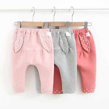 かわいいうさぎ耳付きベビーパンツの後ろ姿
