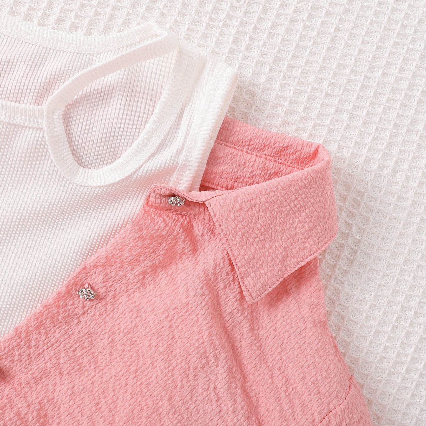 フェイクオフショルダー風長袖トップスとジーンズを並べたガールズコーデイメージ
