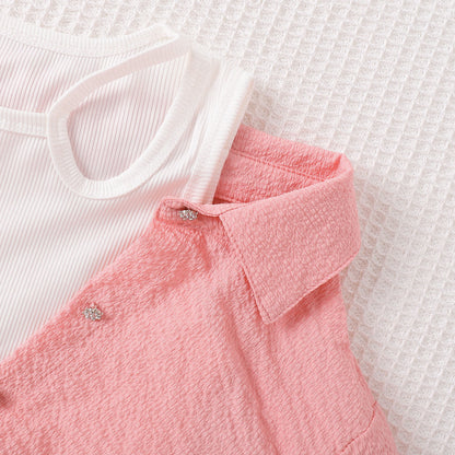 フェイクオフショルダー風長袖トップスとジーンズを並べたガールズコーデイメージ
