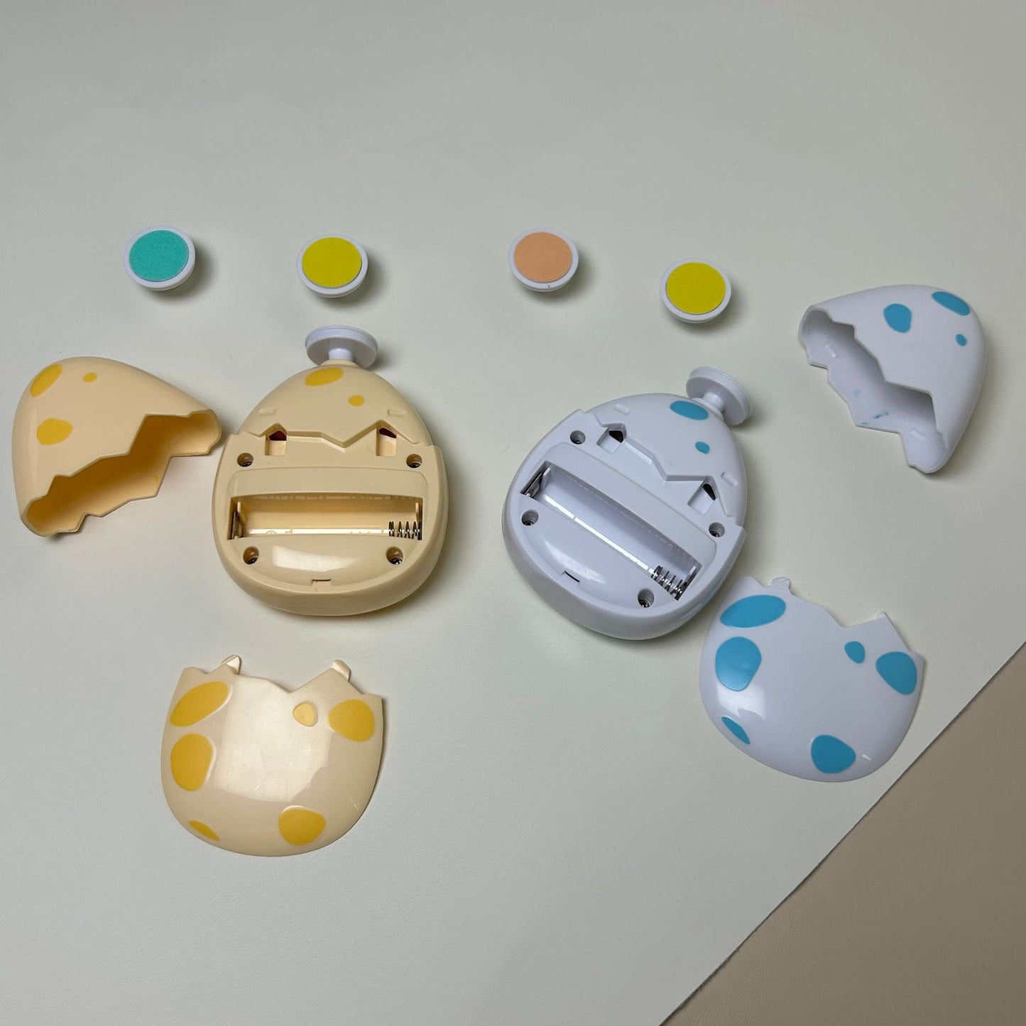 キッズ電動爪やすり 本体と付属パーツ一式 研磨ヘッド配置イメージ（電動ネイルケア）
