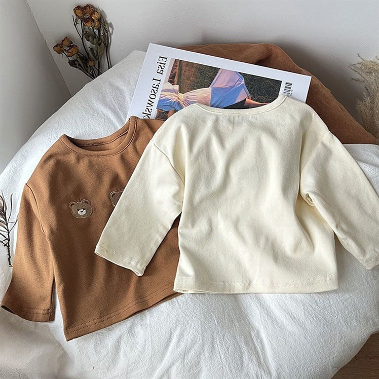 コットン素材の女の子長袖Tシャツ 裾と袖口のシルエットが分かる画像
