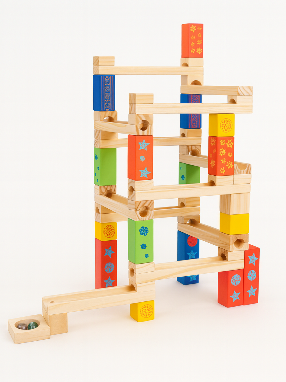 木製レールの上をガラス玉が転がっているクローズアップ写真
