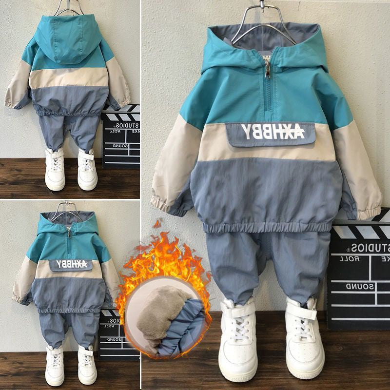 裾と袖口にゴム仕様を採用した男の子用長袖トップスのディテール
