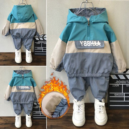 裾と袖口にゴム仕様を採用した男の子用長袖トップスのディテール
