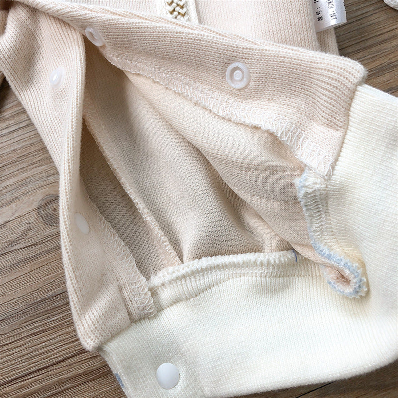 おむつ替えしやすい股下スナップボタン付きベビージャンプスーツ内側クローズアップ
