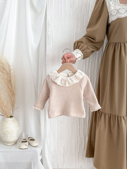 やさしい色合いの無地レース襟トップスとボーダー柄トップスの比較写真
