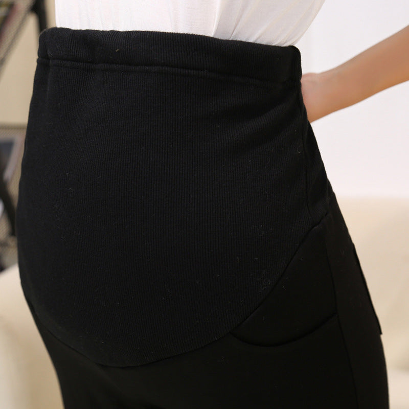 腹部サポート設計がわかるマタニティレギンスの着用アップ
