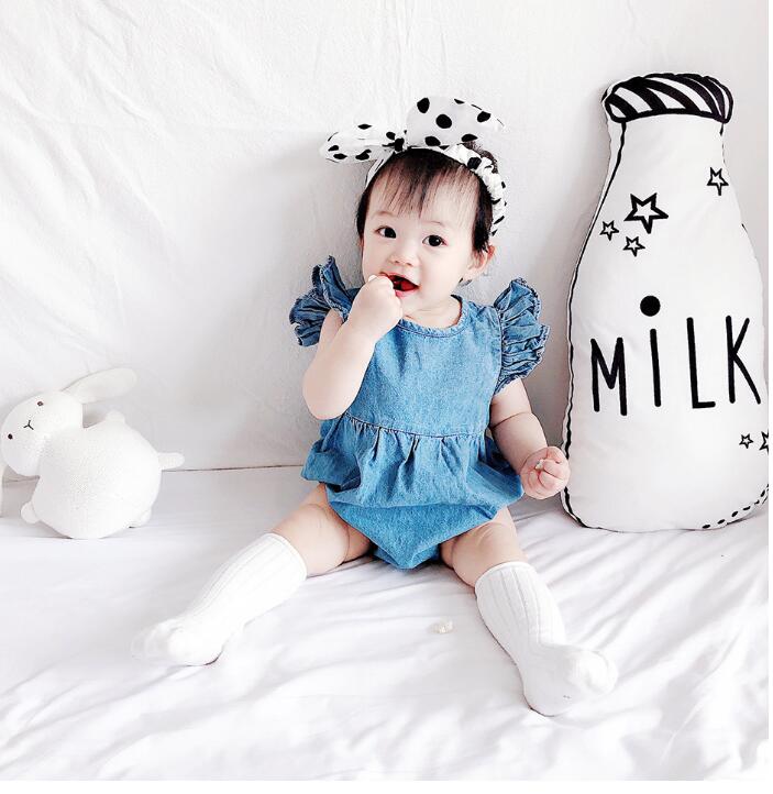 ベビーの着用イメージが分かるデニム三角ボディスーツ
