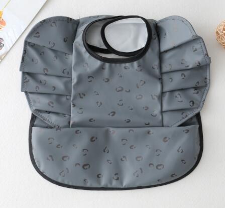 グレー波ドット柄の防水PUレザーお食事ビブ ウィング型ポケット付き（防水ビブ）
