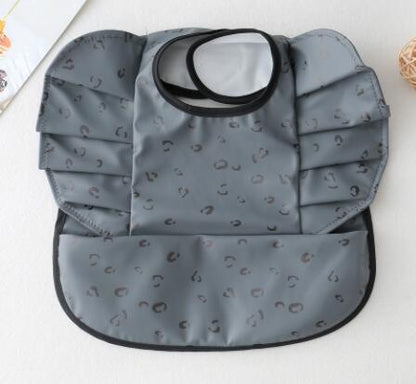 グレー波ドット柄の防水PUレザーお食事ビブ ウィング型ポケット付き（防水ビブ）
