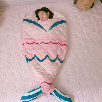 丸めてコンパクトに収納したコットンキャラクター寝袋を持ち運ぶ様子（収納しやすい キッズ寝袋）
