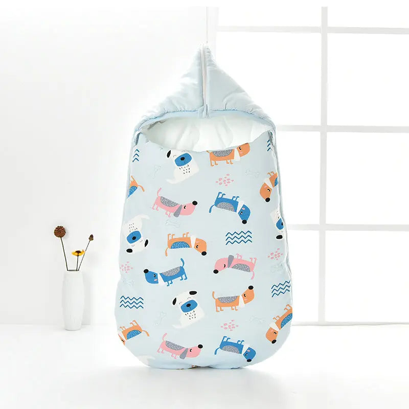 赤ちゃんのお昼寝中に軽く掛けられたコットンキルトの写真（お昼寝ブランケット）
