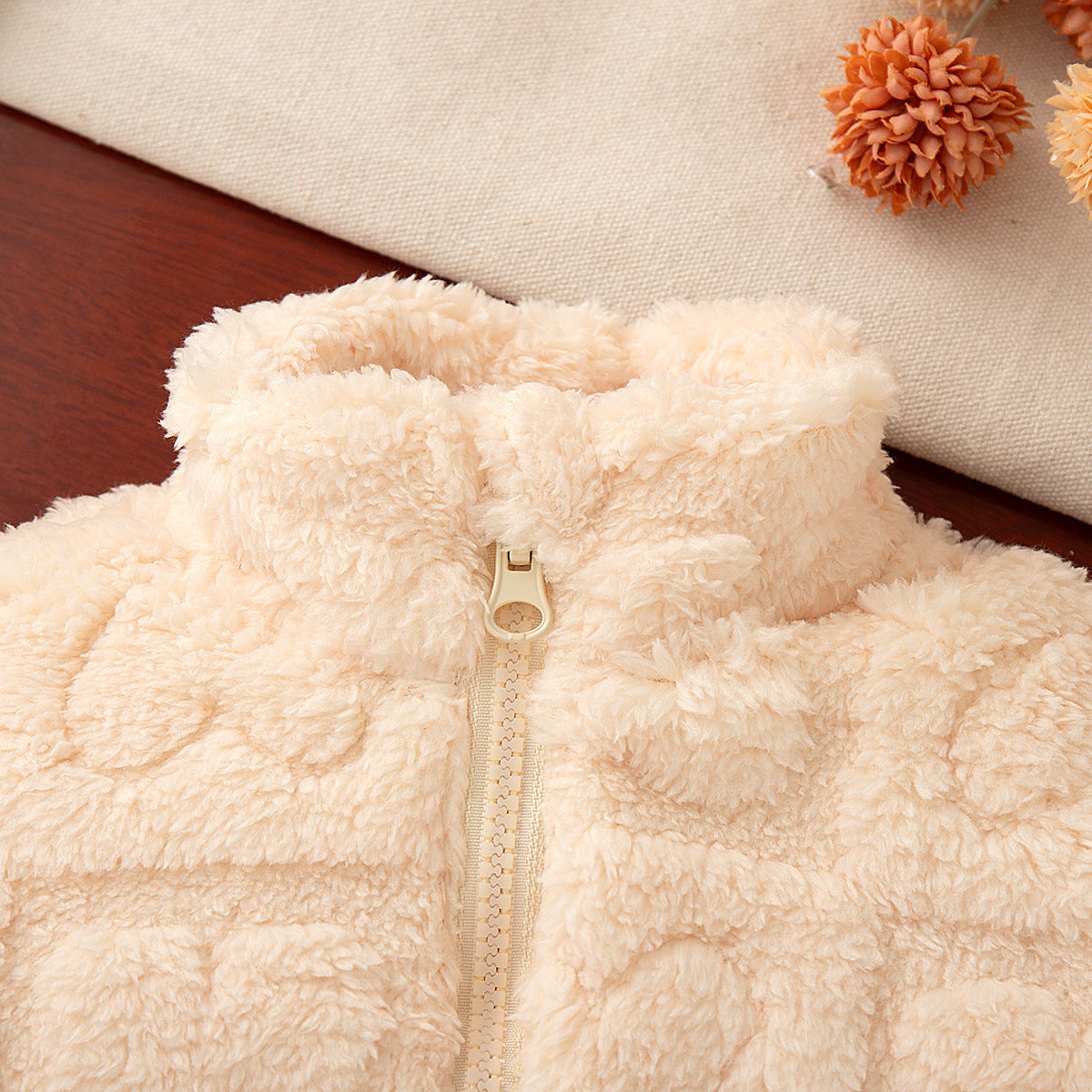 ジッパー部分と立ち襟のディテールが見える子ども用アウターのアップ写真
