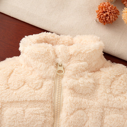 ジッパー部分と立ち襟のディテールが見える子ども用アウターのアップ写真
