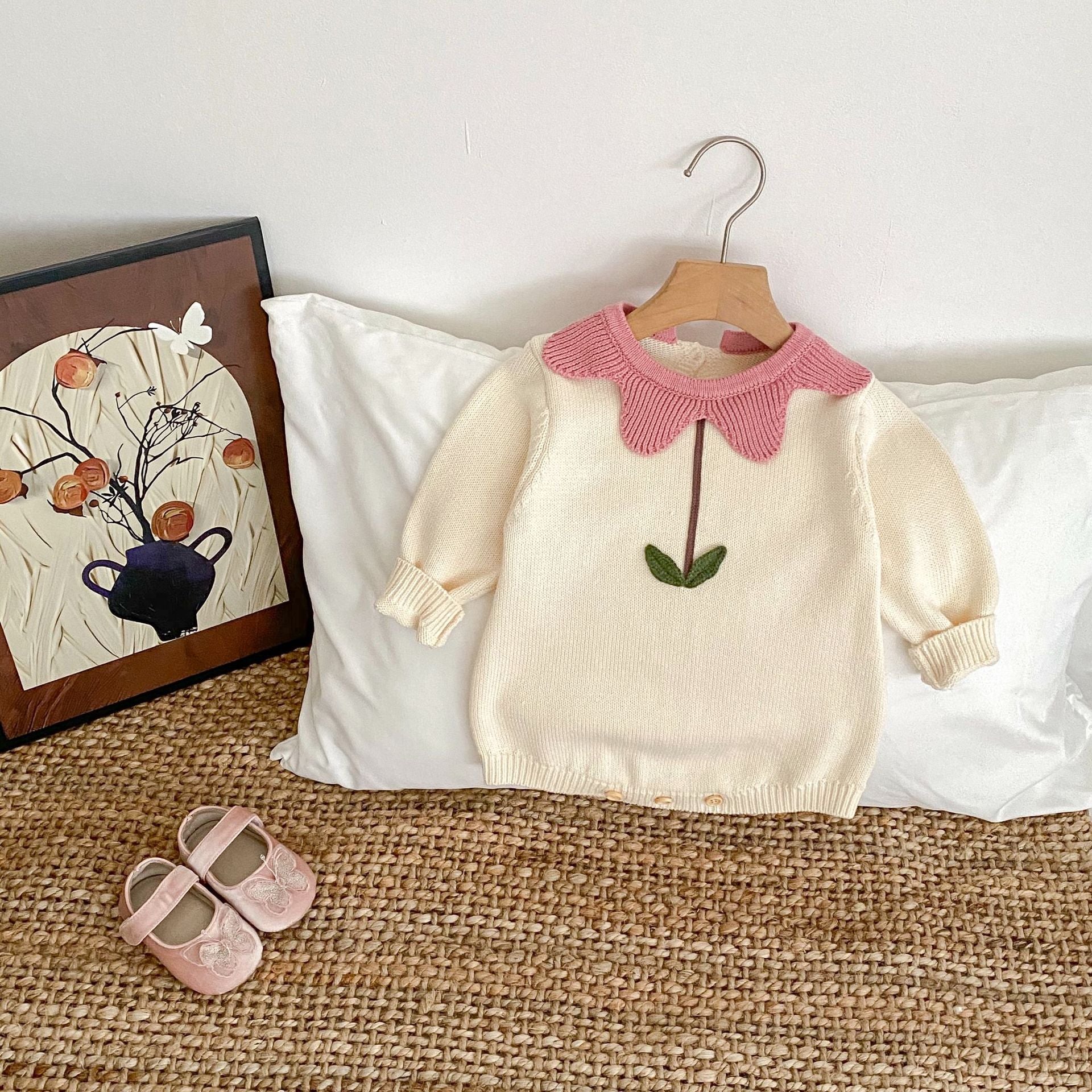 裾と袖口のリブ編みがわかるアプリコットホワイトニットボディのアップ
