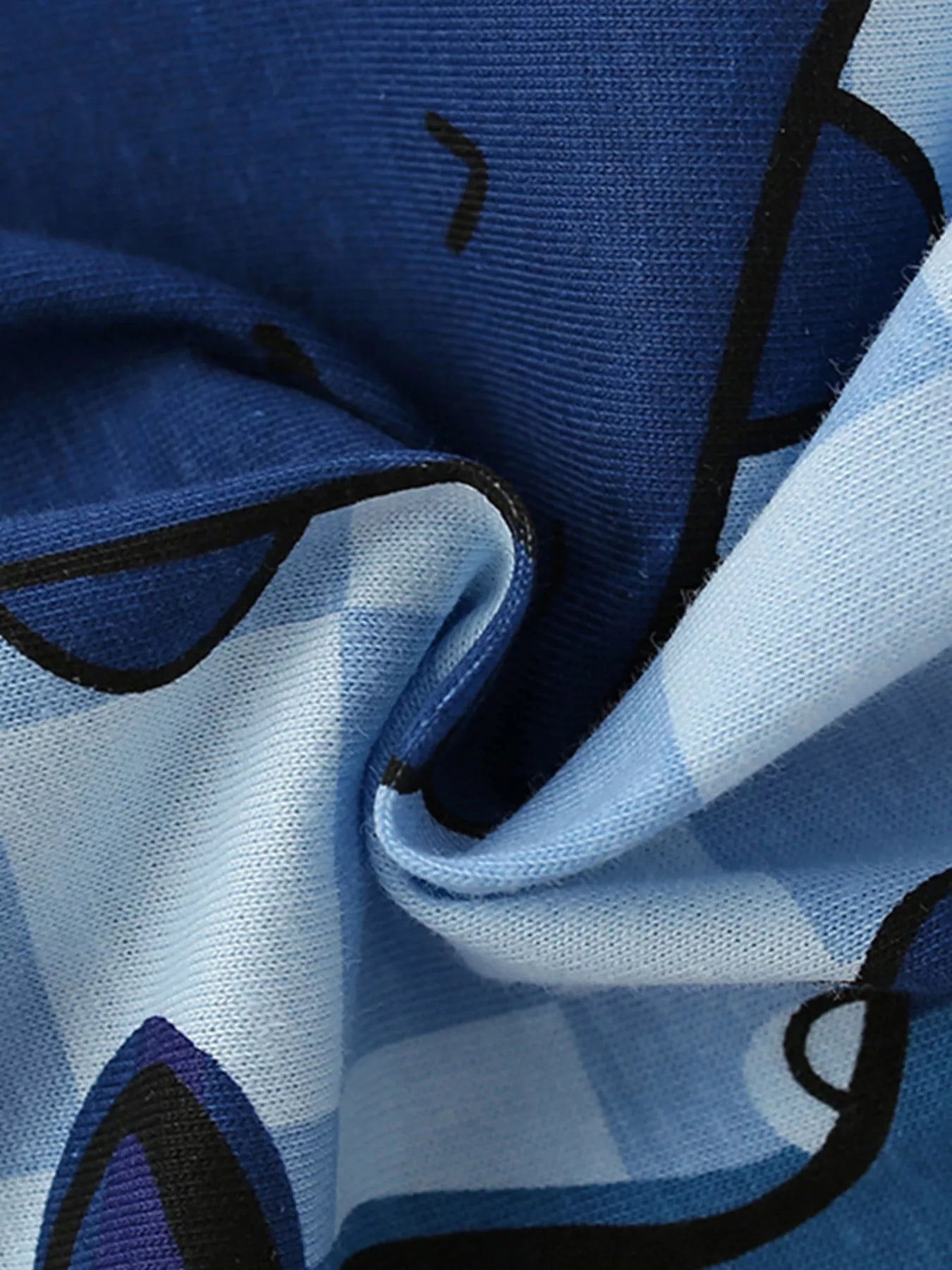 ライトブルー地に恐竜柄が描かれたキッズパジャマ生地の質感アップ
